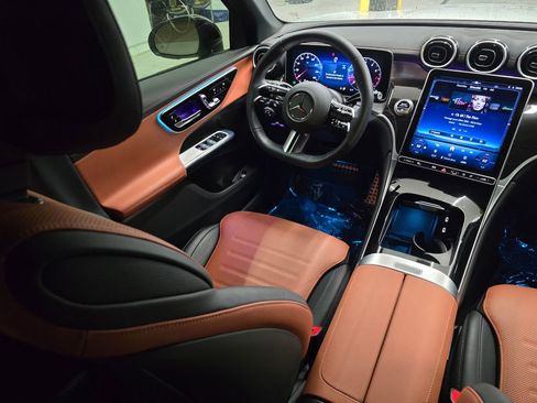 Used 2025 Mercedes-Benz GLC 300 4MATIC w/ AMG Line image 35