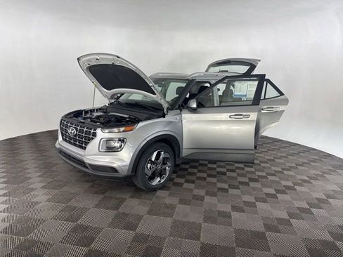 Used 2024 Hyundai Venue SEL image 12
