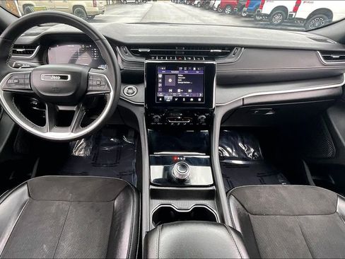 Used 2024 Jeep Grand Cherokee Altitude image 16