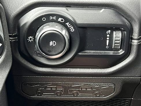 Used 2025 Jeep Wrangler Unlimited Rubicon AWD/4WD image 17