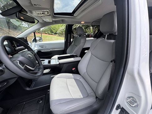 Used 2025 Toyota Sienna XLE FWD image 10