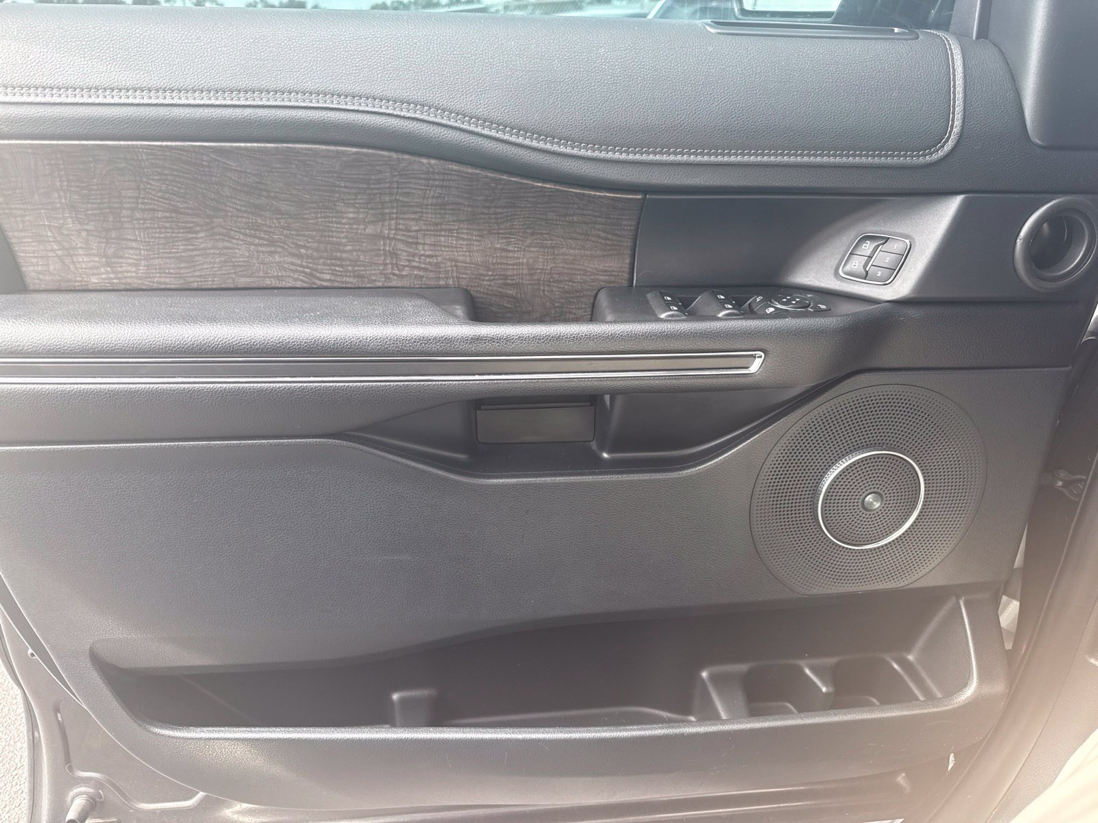 Used 2019 Ford Expedition Limited w/ Equipment Group 301A RWD image 21