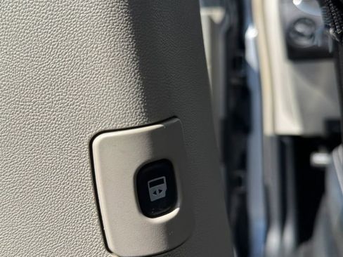 Used 2013 Chrysler Town & Country Touring image 11