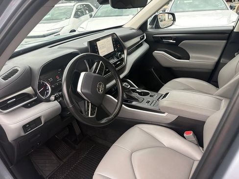 Used 2022 Toyota Highlander XLE AWD/4WD image 21