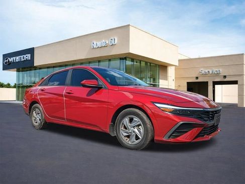 Used 2024 Hyundai Elantra SE FWD image 2