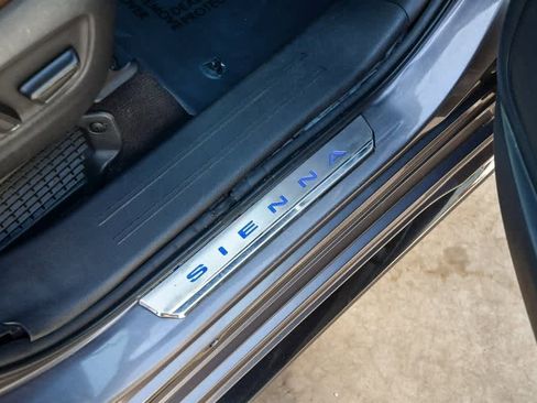 Used 2021 Toyota Sienna Platinum image 17