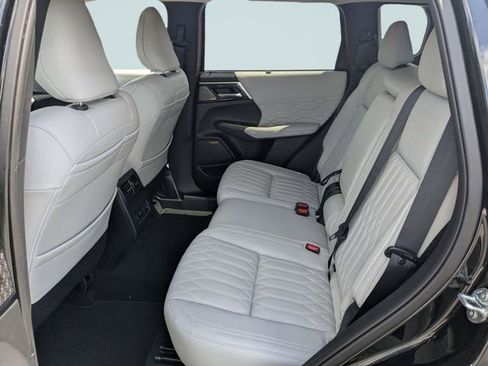 Used 2025 Mitsubishi Outlander AWD image 13