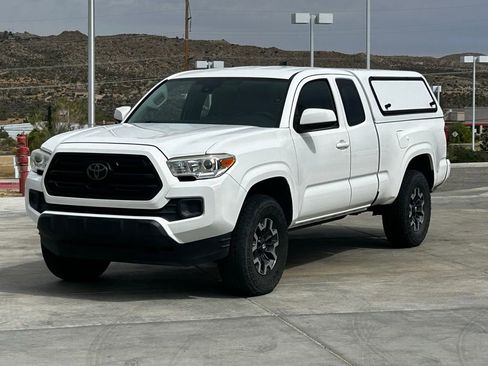 Used 2018 Toyota Tacoma SR image 3