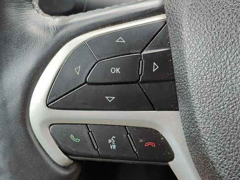 Used 2018 Jeep Cherokee Latitude Plus w/ Cold Weather Group AWD/4WD image 12
