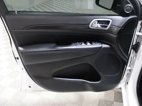 Used 2019 Jeep Grand Cherokee Altitude AWD/4WD image 17