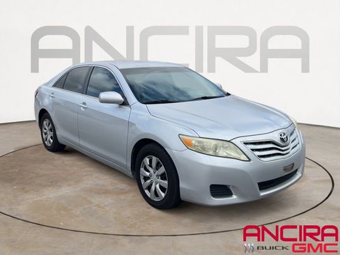 Used 2011 Toyota Camry LE image 1