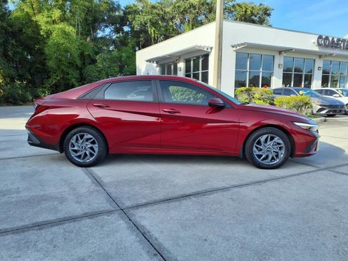 Used 2025 Hyundai Elantra Blue image 25