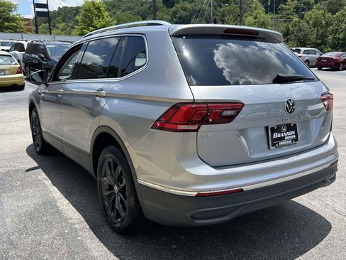 Used 2024 Volkswagen Tiguan SE FWD image 3