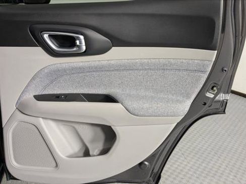 Used 2023 Jeep Compass Latitude image 19