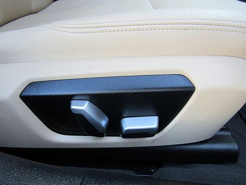 Used 2018 BMW 320i xDrive Sedan image 26