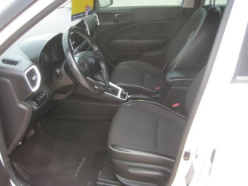 Used 2022 Hyundai Venue Limited image 13