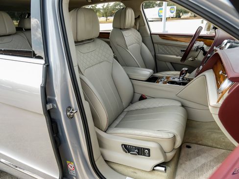 Used 2020 Bentley Bentayga Plug-In Hybrid AWD/4WD image 47