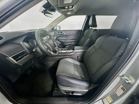 Used 2025 Mitsubishi Outlander SE image 13