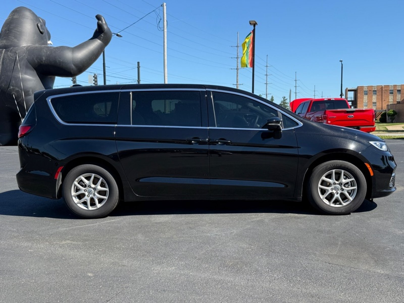 Used 2025 Chrysler Pacifica Select FWD image 10