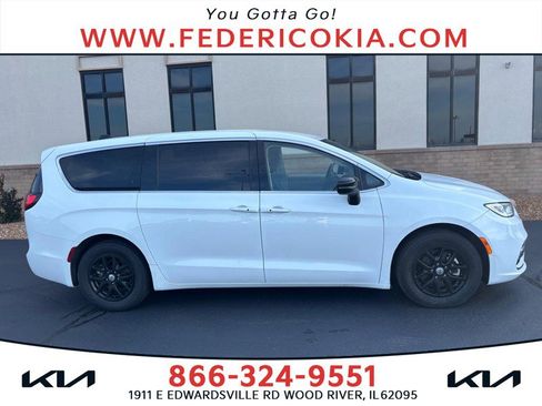 Used 2024 Chrysler Pacifica Touring-L FWD image 1