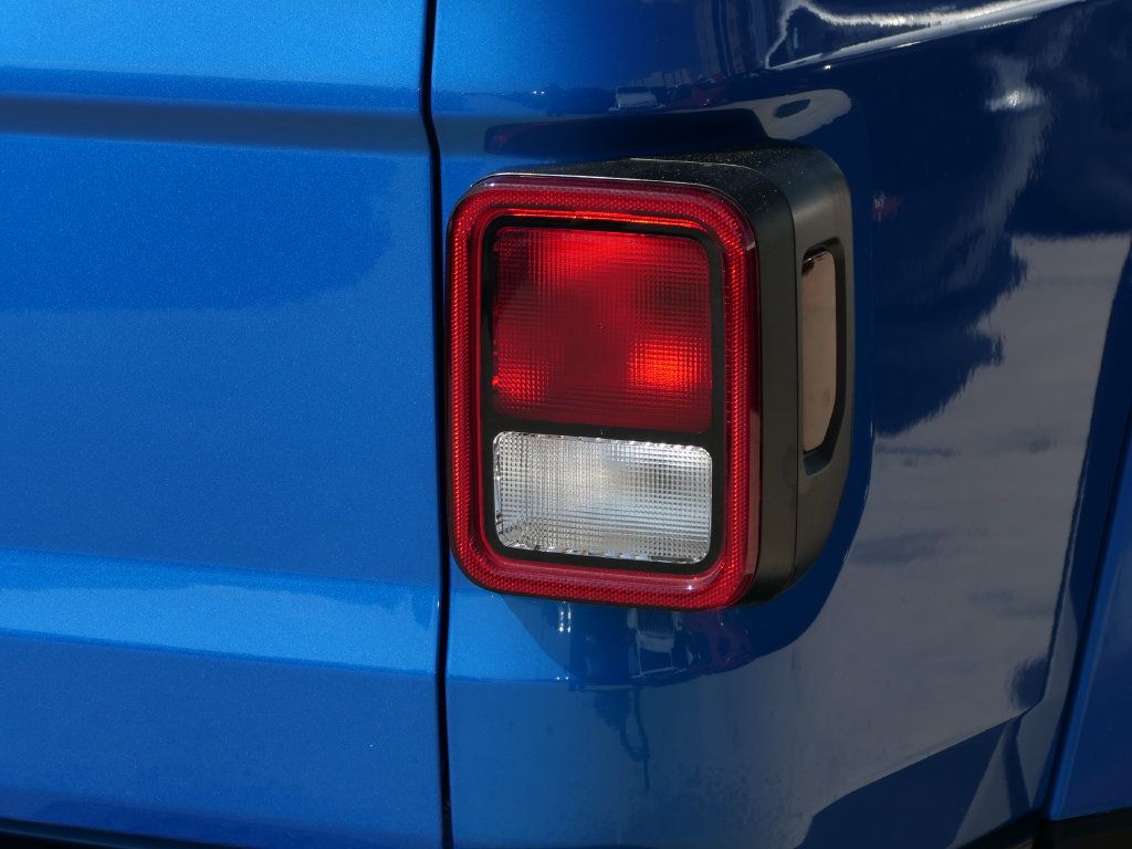 Certified 2023 Jeep Gladiator Sport AWD/4WD image 3
