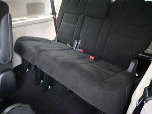 Used 2016 Dodge Grand Caravan SE image 25