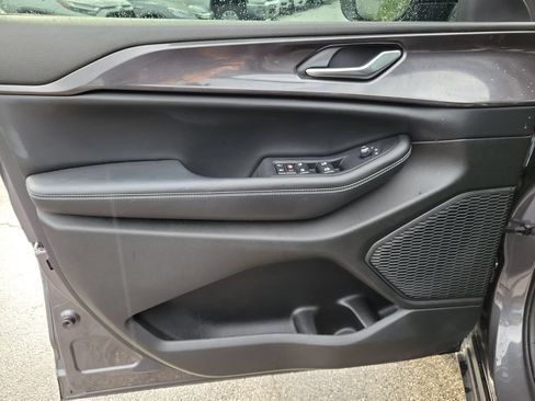 Used 2023 Jeep Grand Cherokee Altitude AWD/4WD image 21