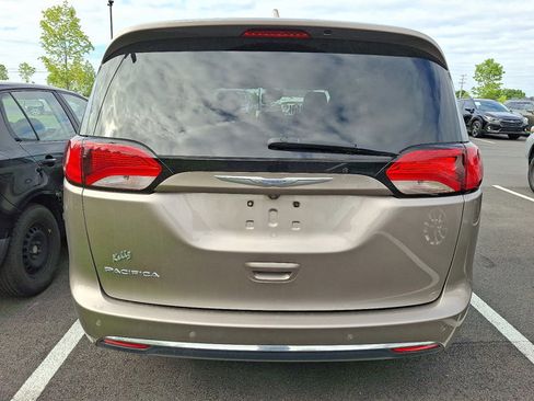Used 2017 Chrysler Pacifica Touring-L Plus w/ Advanced Safetytec Group FWD image 5