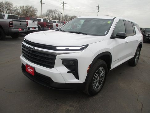 Used 2024 Chevrolet Traverse LS image 10