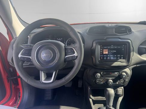 Used 2020 Jeep Renegade Latitude w/ Popular Equipment Group image 10