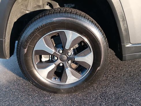 Used 2023 Jeep Grand Cherokee image 9