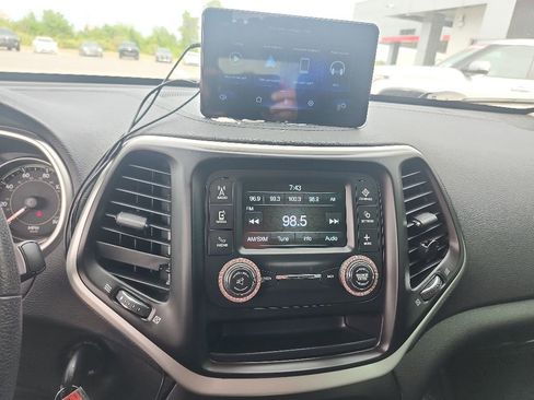 Used 2014 Jeep Cherokee Sport AWD/4WD image 4