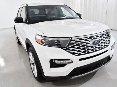 Used 2023 Ford Explorer Platinum w/ Technology Package image 4