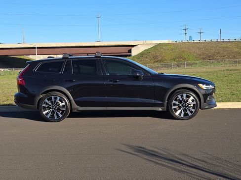 Used 2022 Volvo V60 T5 Cross Country w/ Advanced Package image 2