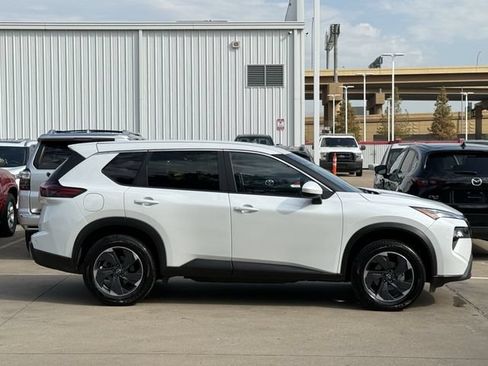 Used 2025 Nissan Rogue SV AWD/4WD image 3