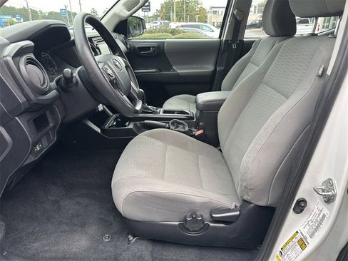 Used 2017 Toyota Tacoma SR image 9