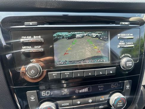 Used 2017 Nissan Rogue SV AWD/4WD image 16