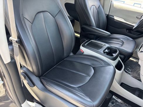 Used 2023 Chrysler Pacifica Touring-L FWD image 8
