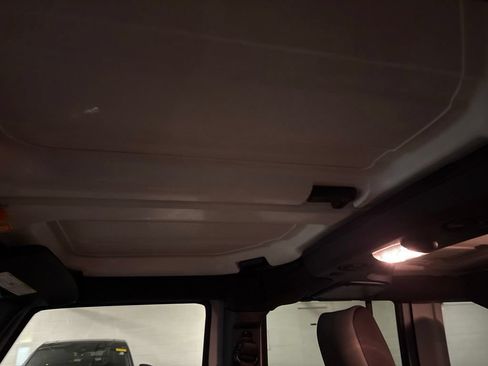 Used 2018 Jeep Wrangler Unlimited Sahara w/ Connectivity Group AWD/4WD image 13