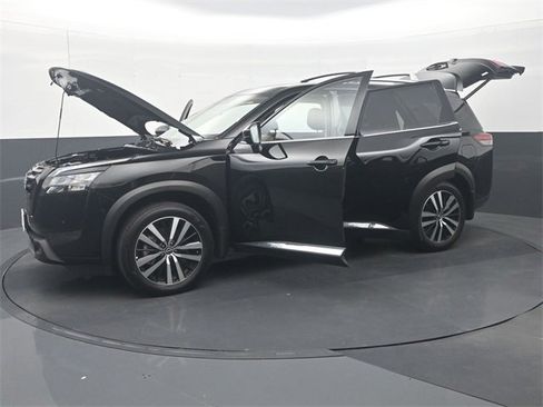 Used 2025 Nissan Pathfinder Platinum w/ Black Appearance Package image 38