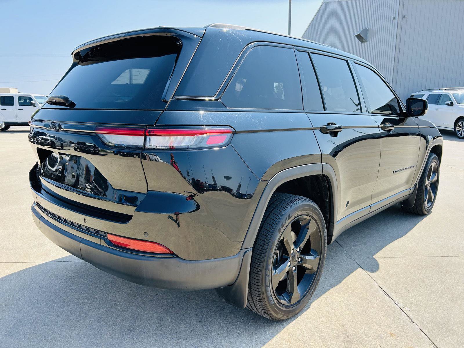 Used 2023 Jeep Grand Cherokee Altitude AWD/4WD image 38