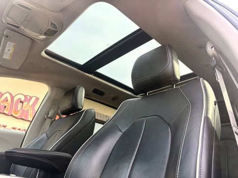 Used 2023 Chrysler Pacifica Limited FWD image 16