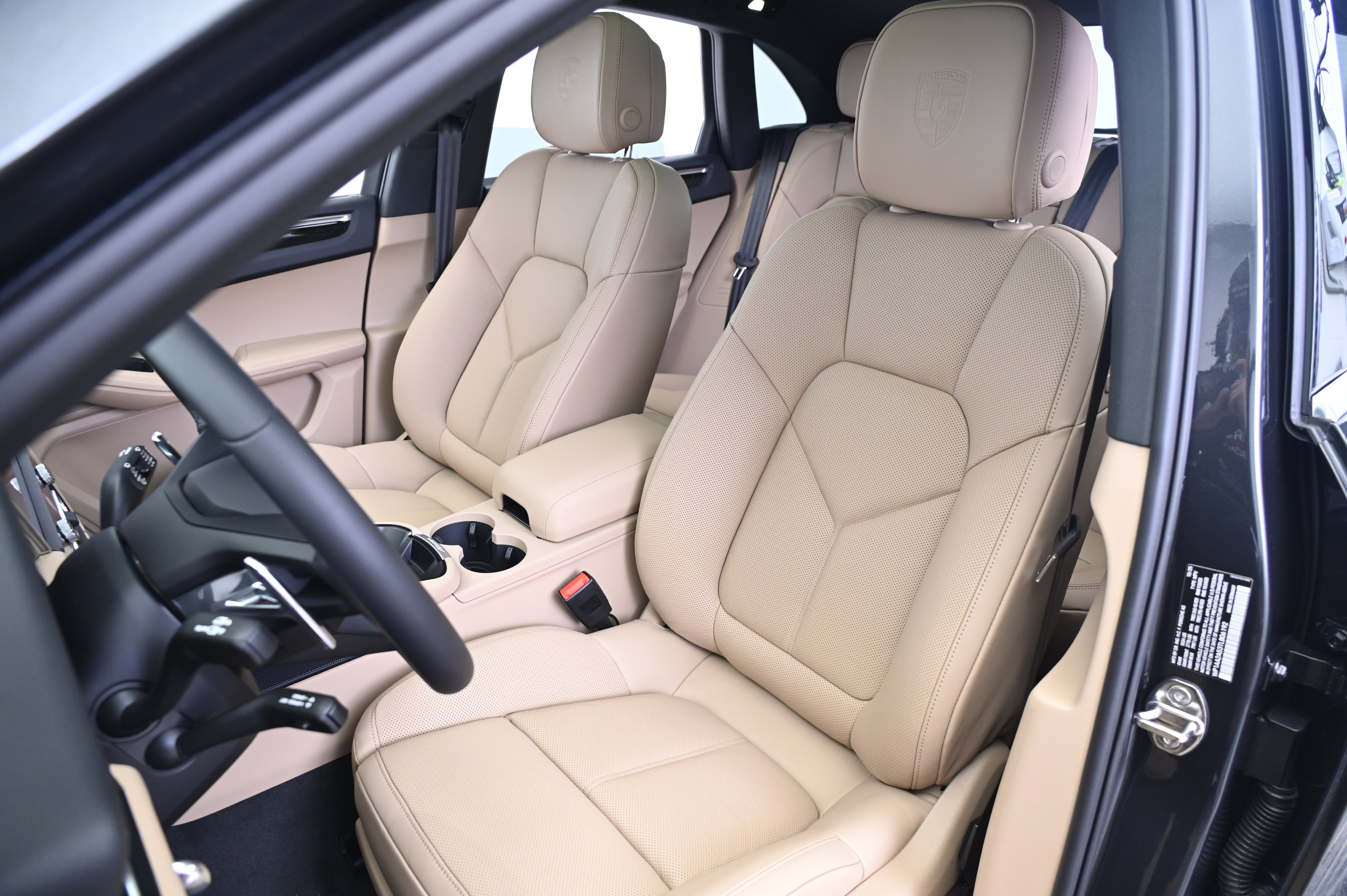 Certified 2026 Porsche Macan AWD/4WD image 5