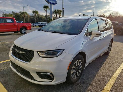 Used 2022 Chrysler Pacifica Touring-L image 6