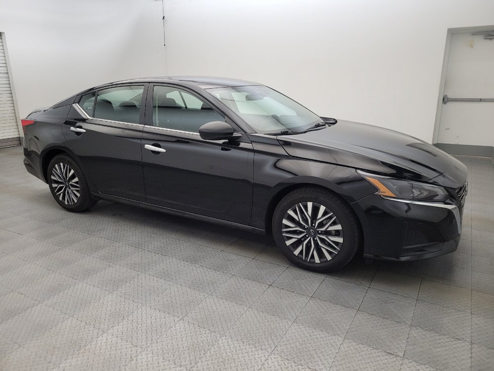 Used 2025 Nissan Altima 2.5 SV FWD image 11