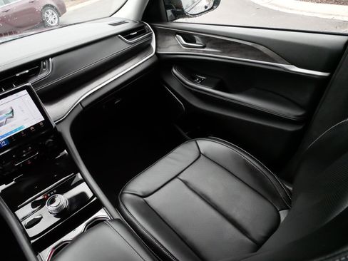 Used 2023 Jeep Grand Cherokee Limited w/ Luxury Tech Group II AWD/4WD image 11