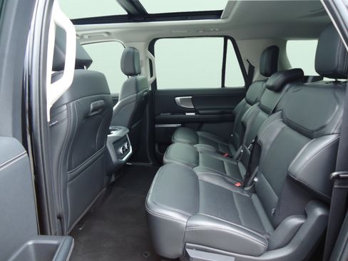 Used 2025 Ford Expedition Max Platinum AWD/4WD image 31