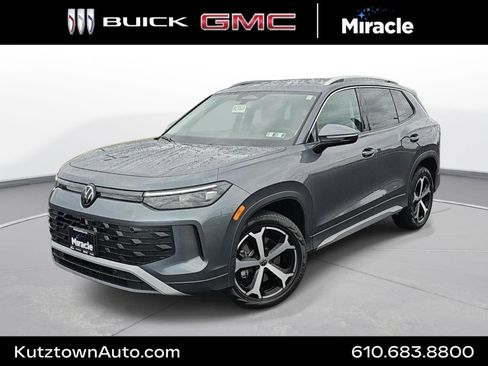 Used 2025 Volkswagen Tiguan SE image 1