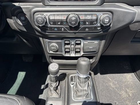 Used 2022 Jeep Wrangler Unlimited Sahara w/ Cold Weather Group AWD/4WD image 16