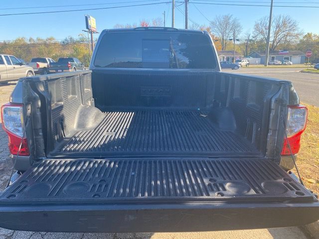 Used 2018 Nissan Titan SV w/ SV Convenience Package RWD image 7